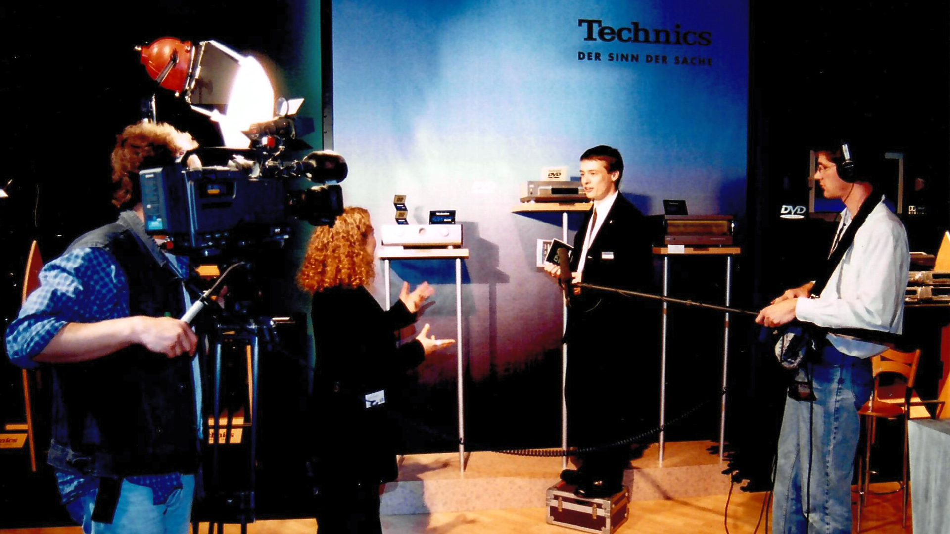 Produkteinführung DVD-A10 auf der IFA 1999 in Berlin, Thomas Dobberstein erklärt die Technologie vor der Kamera.