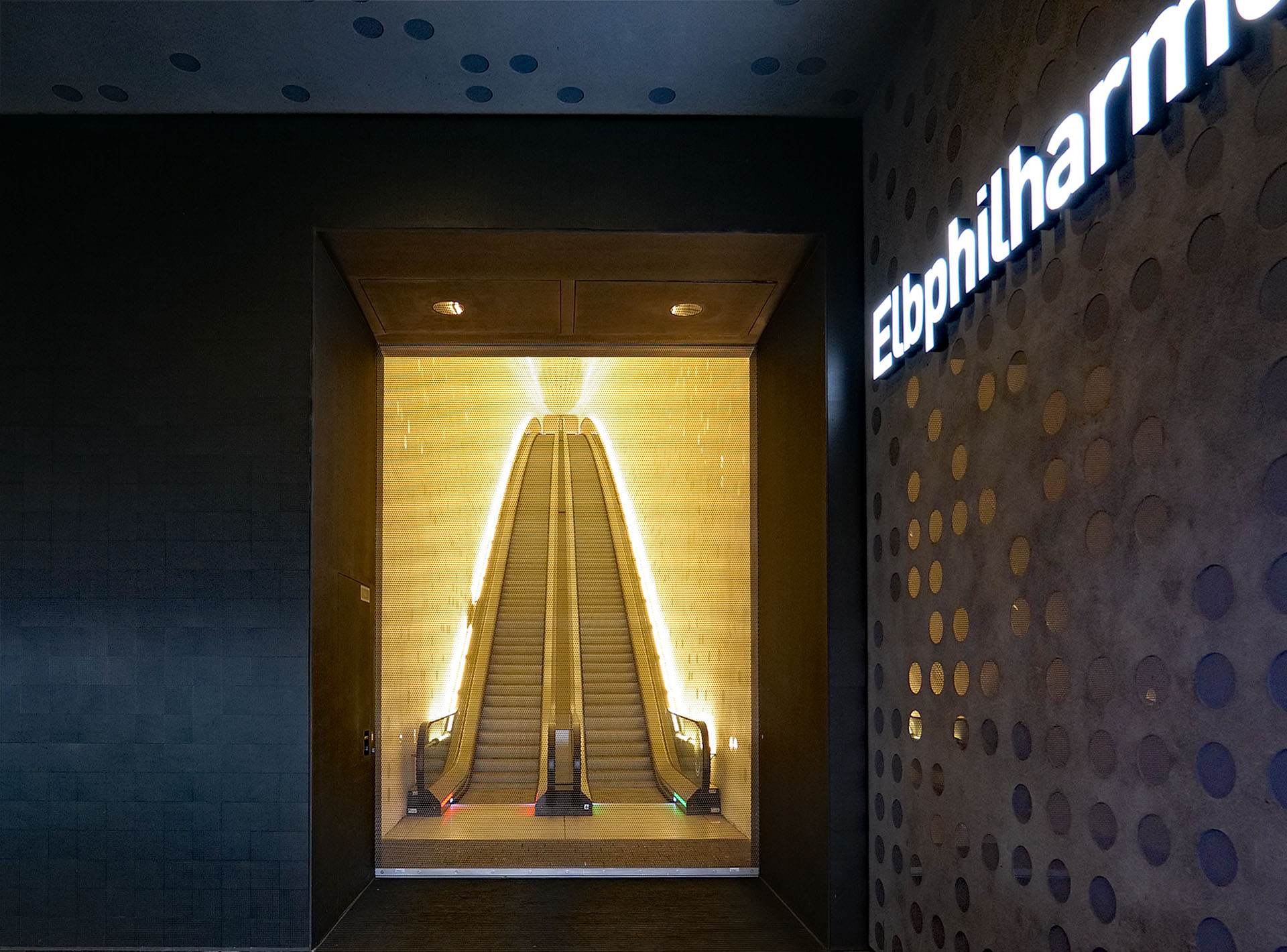 Der Besuchereingang zur Elbphilharmonie in Hamburg ist vor der Tube mit ihrer langen Rolltreppe mit einem Rollgitter der Firma Christensen abgesichert.