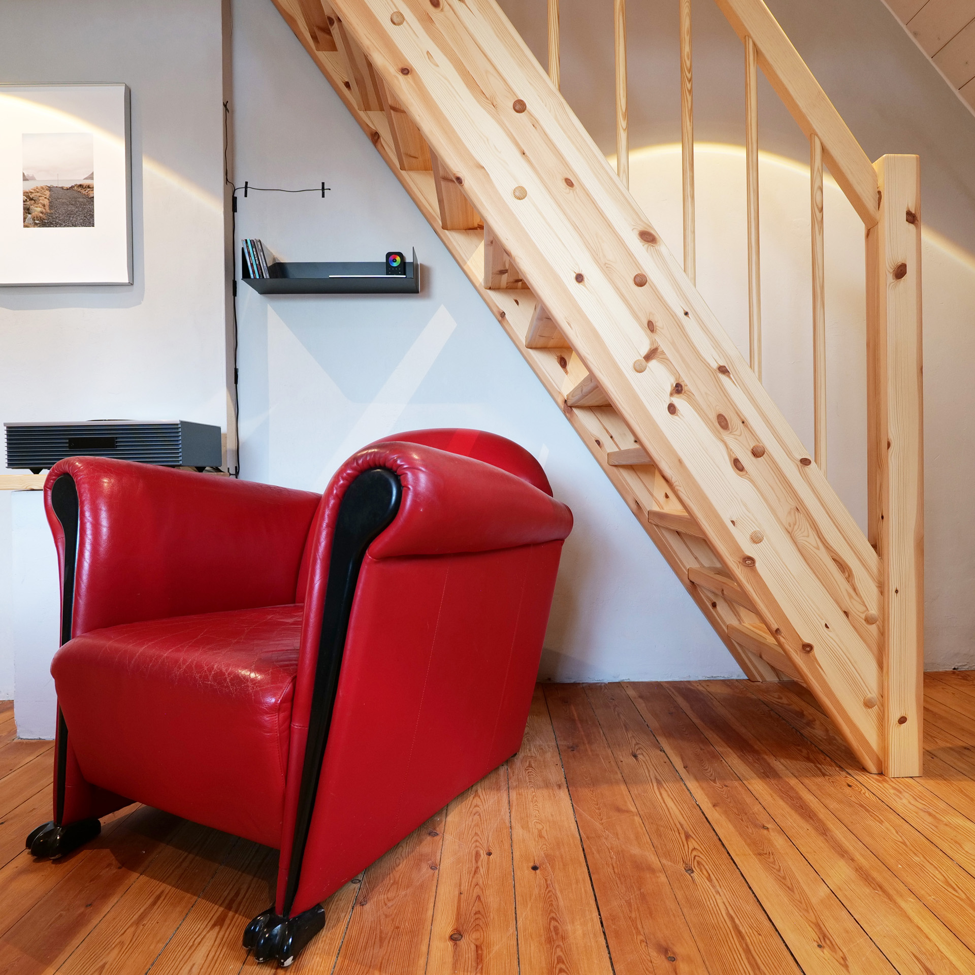Eine Raumspartreppe aus Holz ist im ersten Stock eines Wohnhauses integriert.