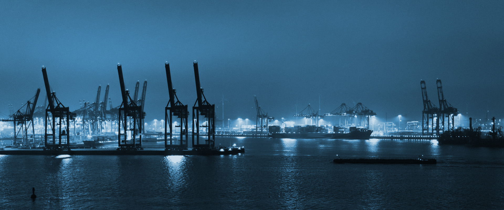 Nächtliche Stimmung an der Elbe mit Sicht auf den Containerhafen mit Nachtarbeit