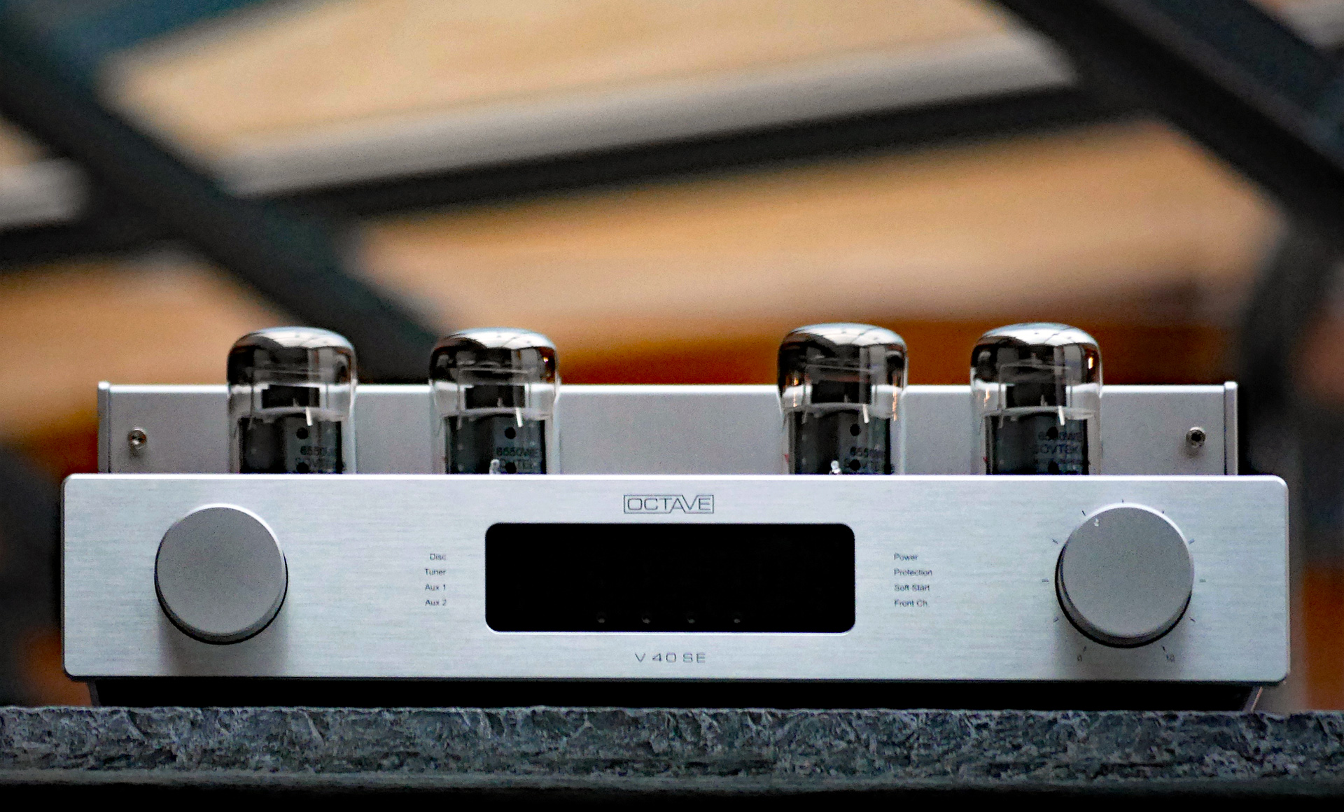 Röhrenverstärker eines Highend Hifi Anbieters im Frontalanblick