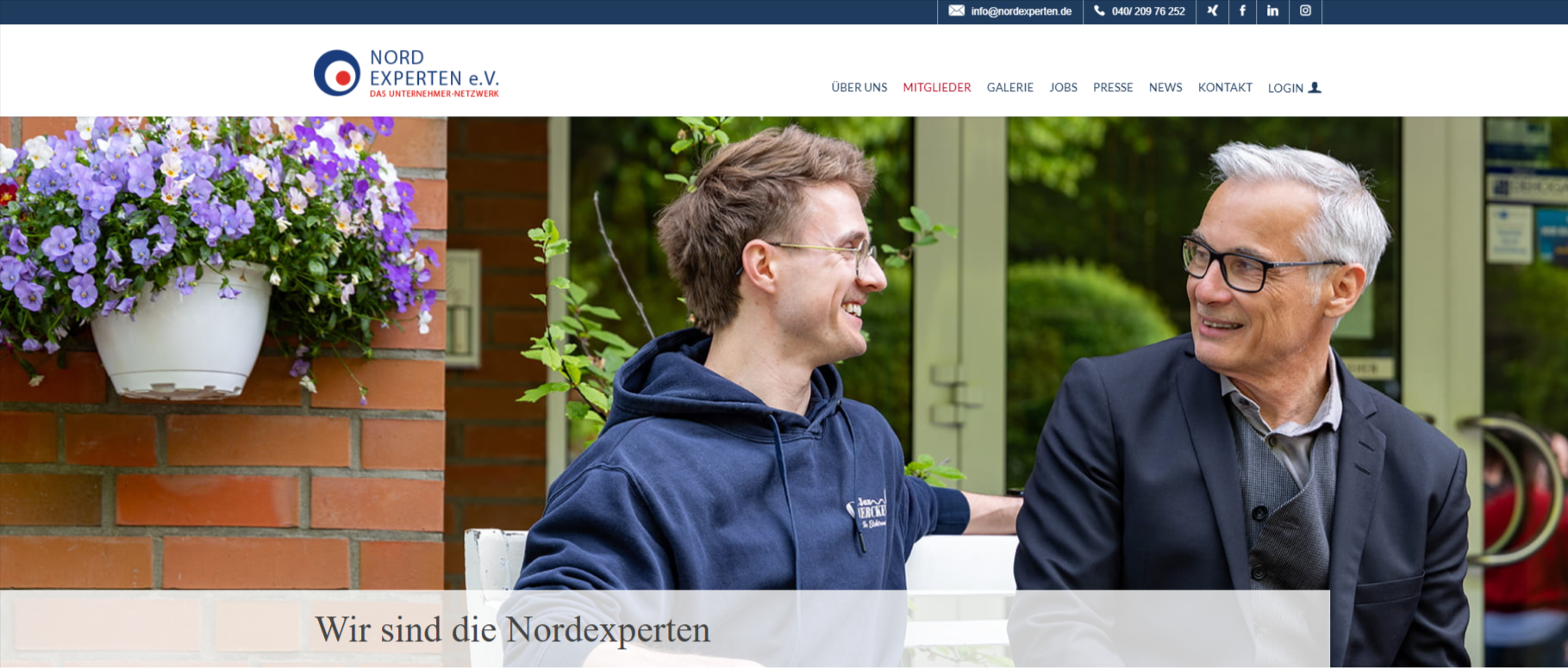 Der Screenshot der Website der NordExperten zeigt die Mitglieder Thomas Dobberstein,. Marketing-Experte und Max Gerckens, Elektromeister im angeregten Gespräch.